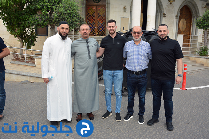 اهالي جلجولية يؤدون صلاة عيد الاضحى في ساحة مسجد الروضة في جلجولية 